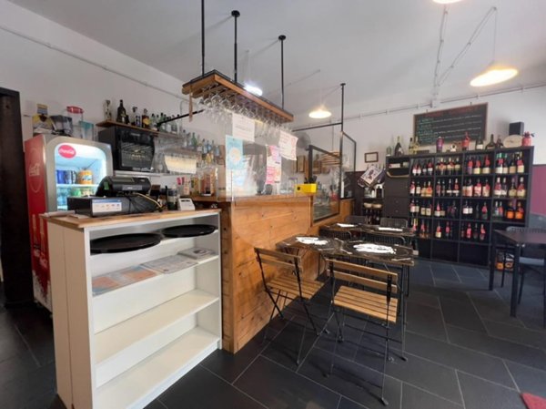 locale commerciale in vendita a Pomezia in zona Torvaianica