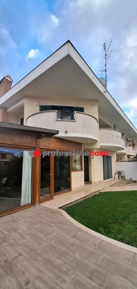 casa indipendente in vendita a Pomezia in zona Pratica di Mare