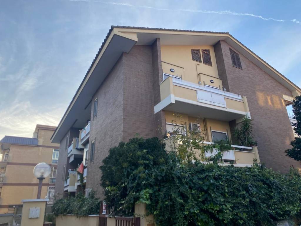 intera palazzina in vendita a Pomezia in zona Torvaianica