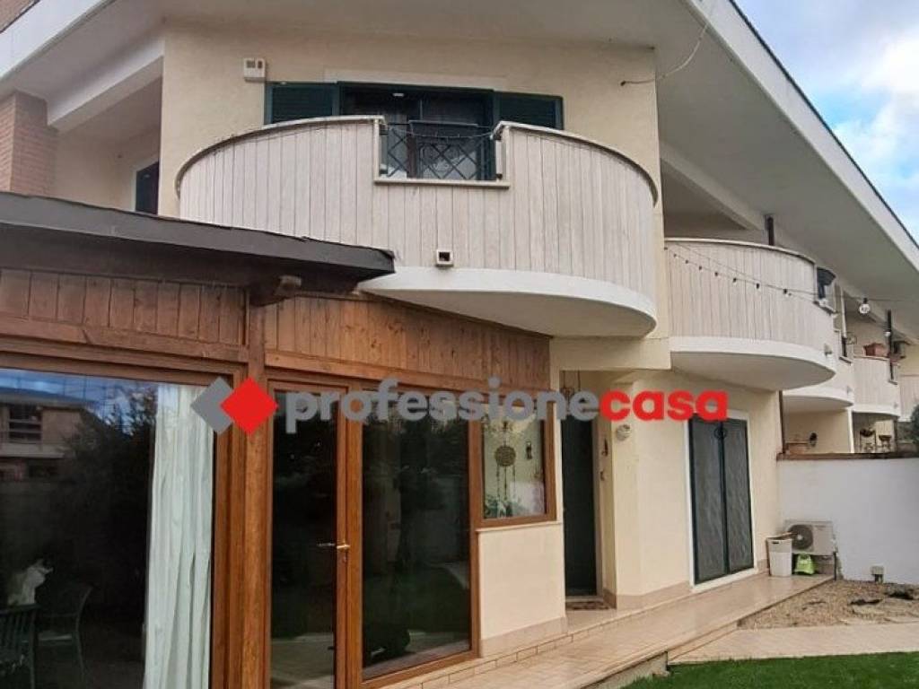 casa indipendente in vendita a Pomezia in zona Campo Selva