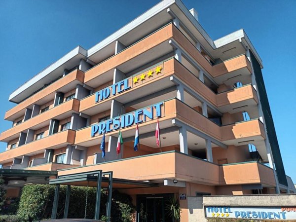 intera palazzina in vendita a Pomezia