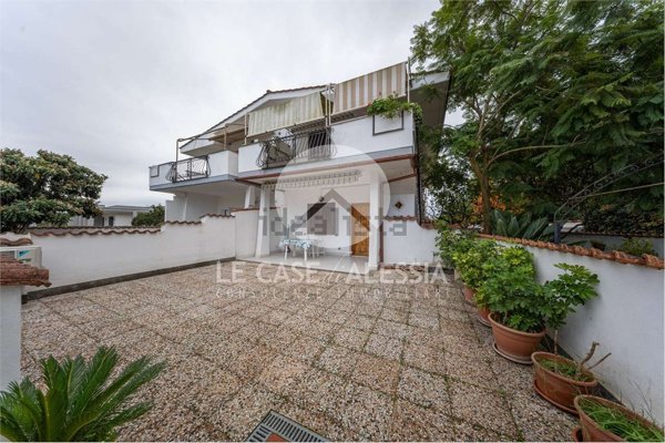 appartamento in vendita a Pomezia in zona Torvaianica