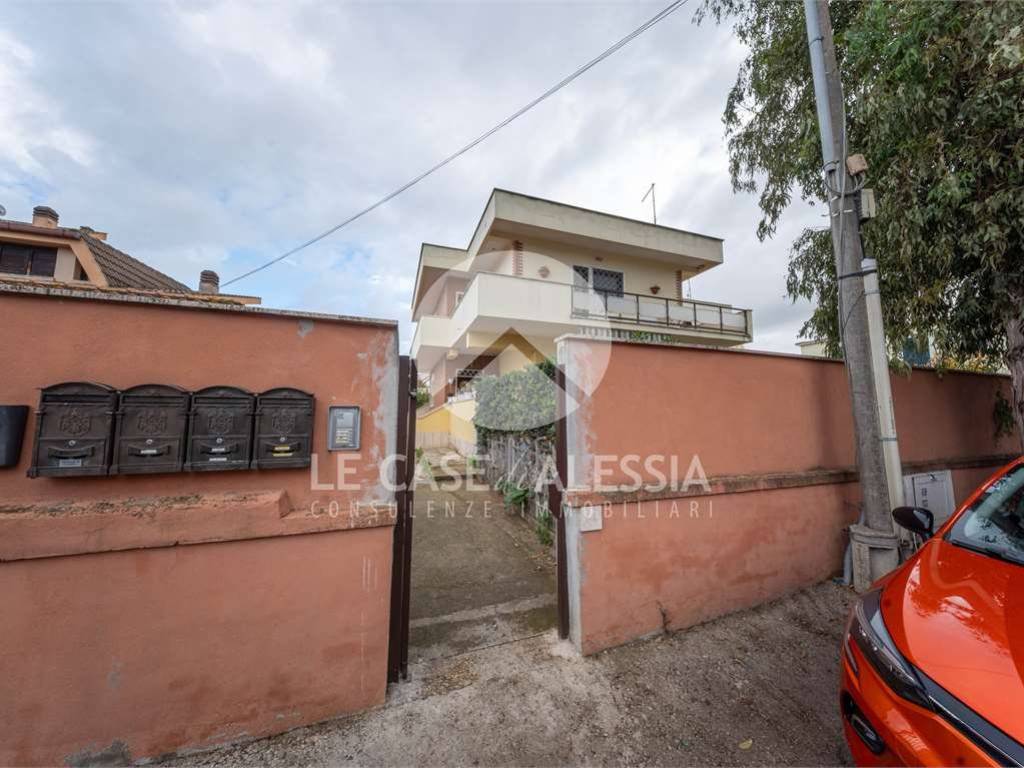 appartamento in vendita a Pomezia in zona Campo Selva