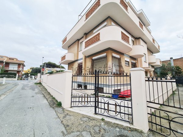 locale di sgombero in vendita a Pomezia in zona Torvaianica