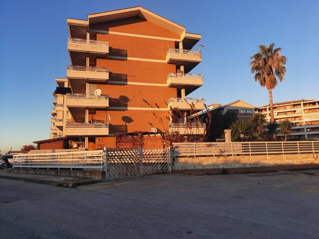 appartamento in vendita a Pomezia in zona Santa Palomba