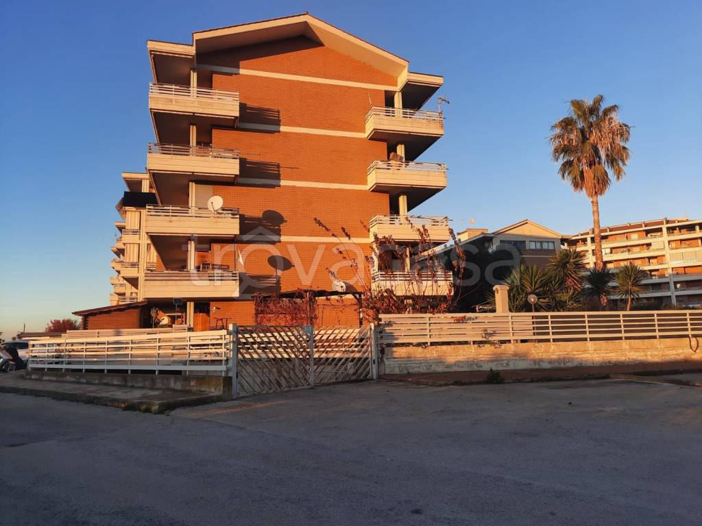 appartamento in vendita a Pomezia in zona Santa Palomba