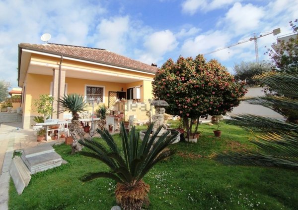 casa indipendente in vendita a Pomezia in zona Torvaianica Alta