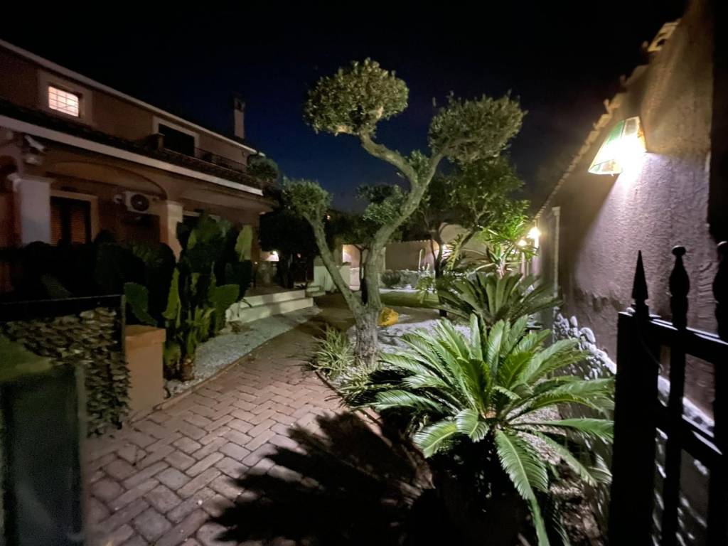 casa indipendente in vendita a Pomezia in zona Torvaianica Alta