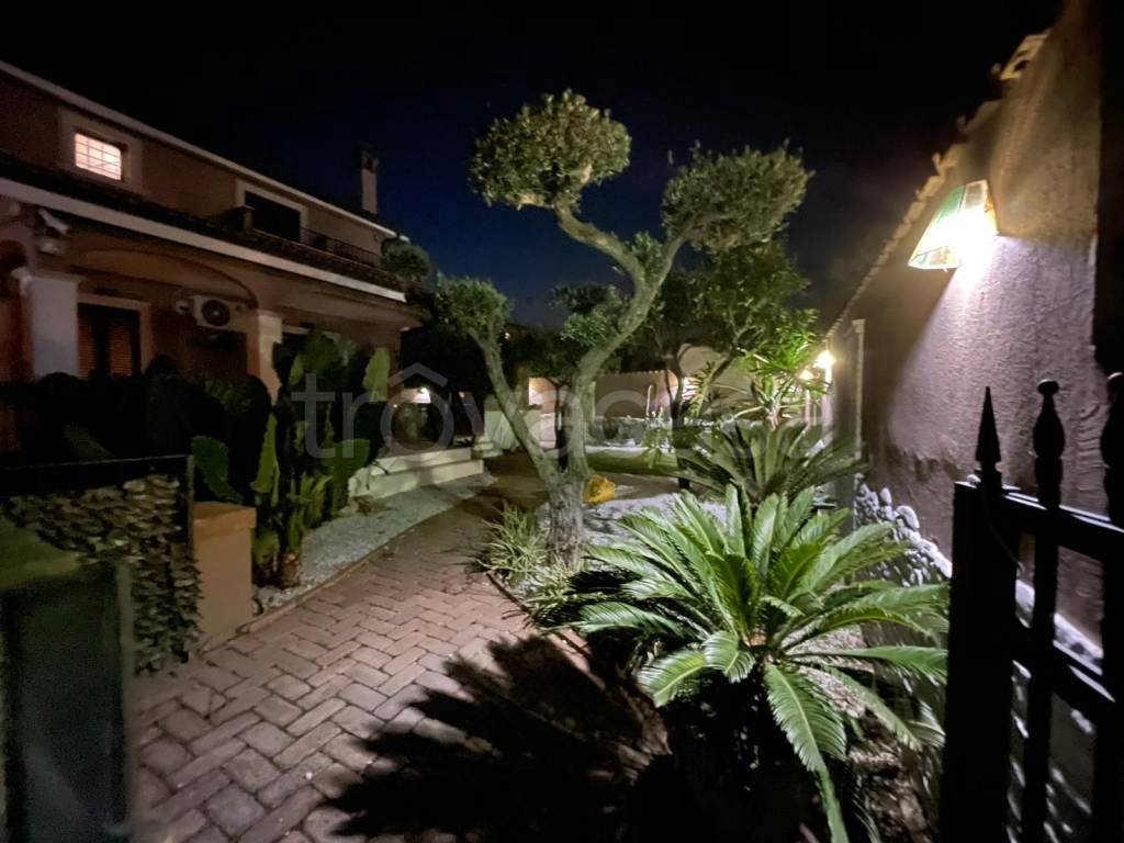 casa indipendente in vendita a Pomezia in zona Torvaianica Alta