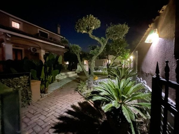 casa indipendente in vendita a Pomezia in zona Torvaianica Alta
