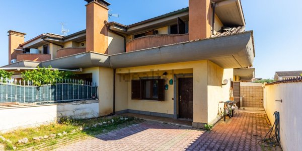 casa indipendente in vendita a Pomezia