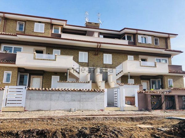 appartamento in vendita a Pomezia in zona Torvaianica Alta