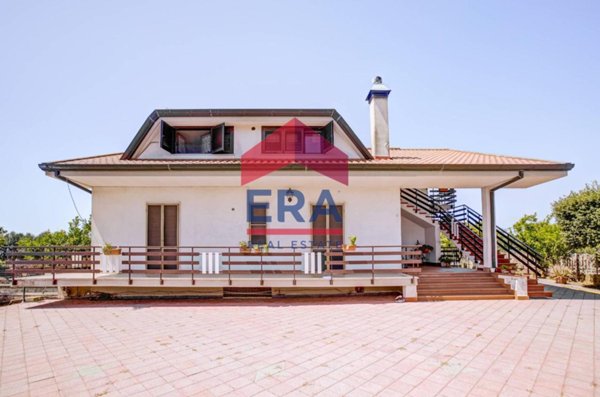 casa indipendente in vendita a Pomezia in zona Pratica di Mare