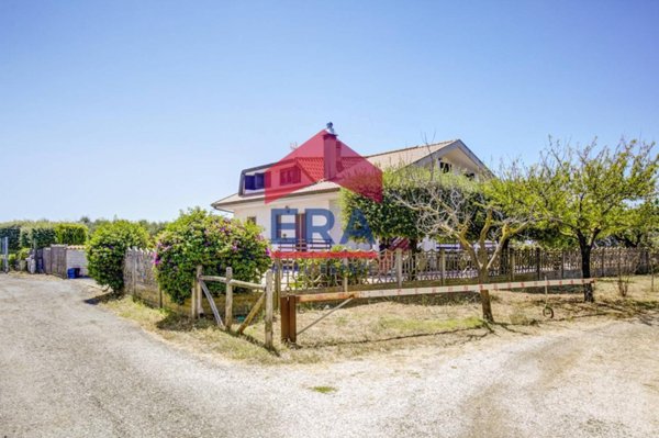 casa indipendente in vendita a Pomezia in zona Pratica di Mare