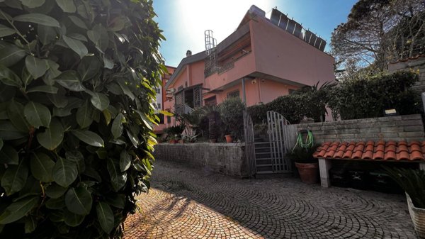 casa indipendente in vendita a Pomezia