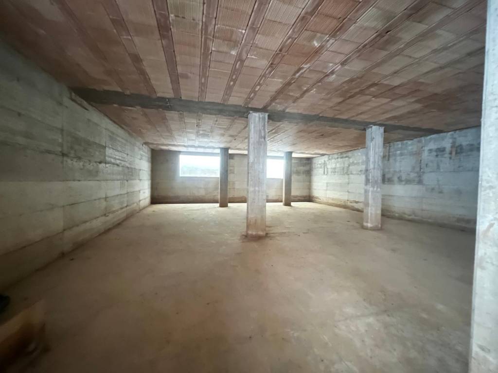 locale commerciale in vendita a Pomezia