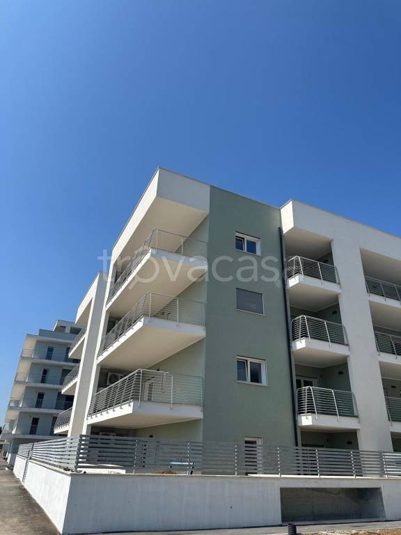 appartamento in vendita a Pomezia in zona Pratica di Mare