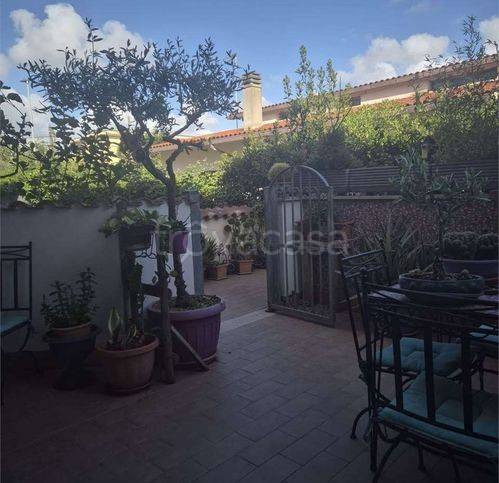 casa indipendente in vendita a Pomezia in zona Torvaianica