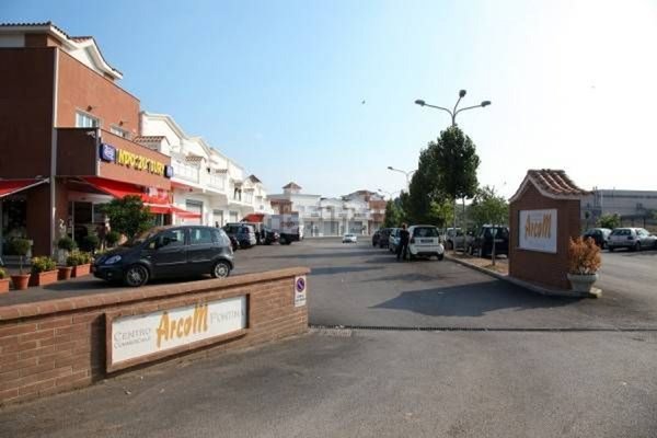 locale commerciale in vendita a Pomezia