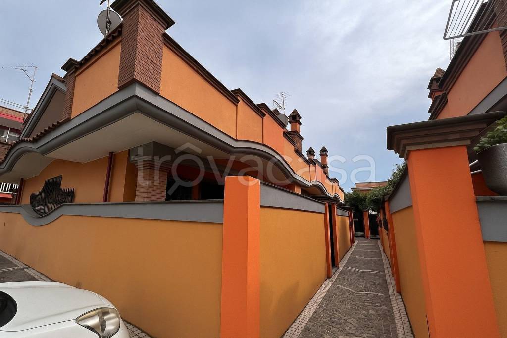 casa indipendente in vendita a Pomezia in zona Torvaianica
