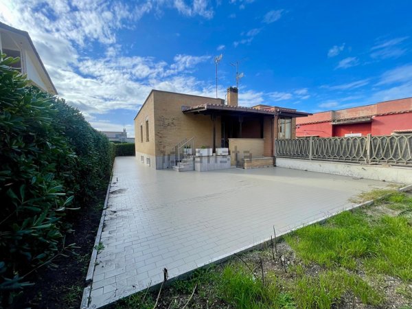 casa indipendente in vendita a Pomezia in zona Torvaianica