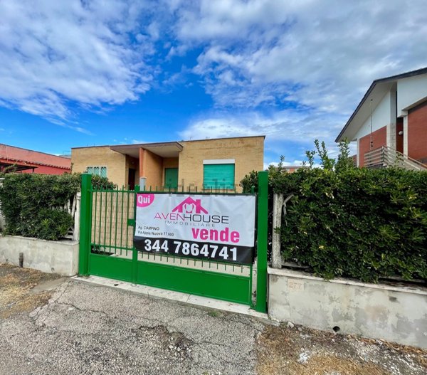 casa indipendente in vendita a Pomezia in zona Torvaianica