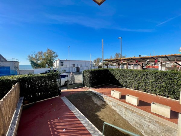 casa indipendente in vendita a Pomezia in zona Torvaianica