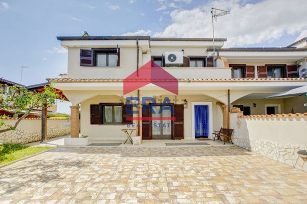 casa indipendente in vendita a Pomezia