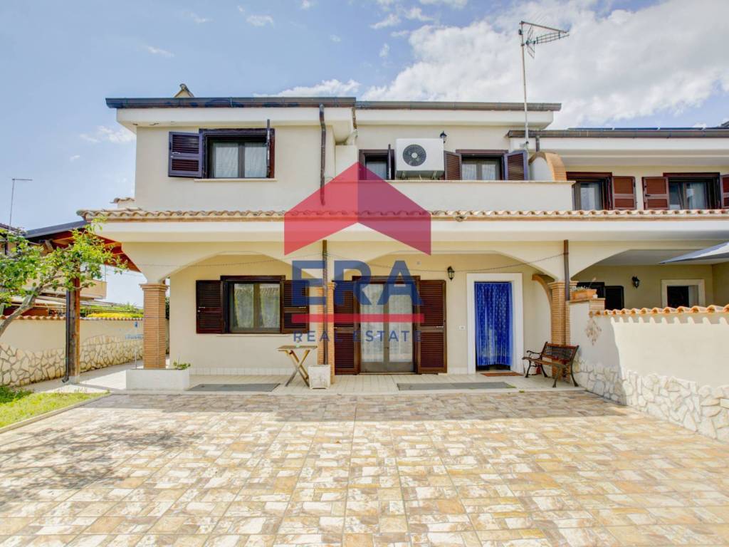 casa indipendente in vendita a Pomezia