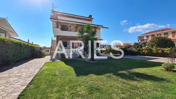 appartamento in vendita a Pomezia in zona Torvaianica