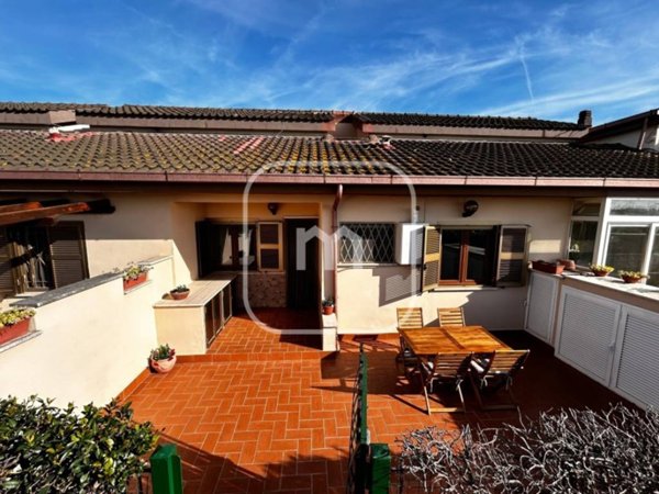 casa indipendente in vendita a Pomezia in zona Pratica di Mare