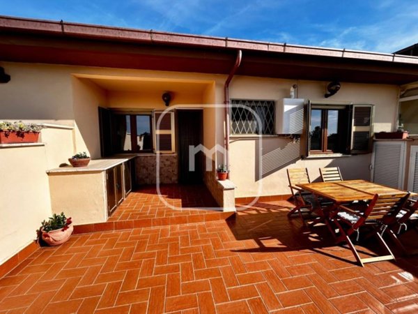 casa indipendente in vendita a Pomezia in zona Pratica di Mare