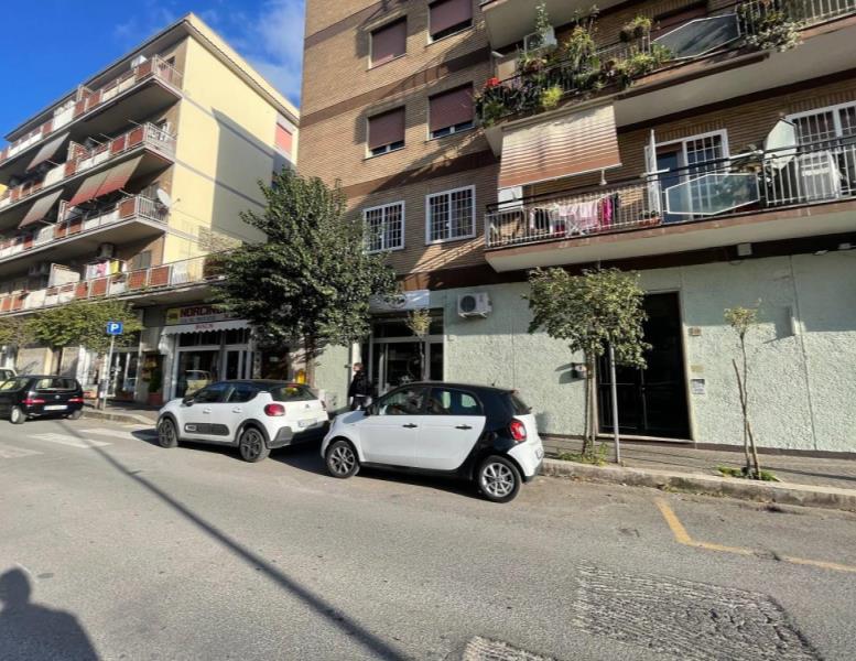 locale commerciale in vendita a Pomezia