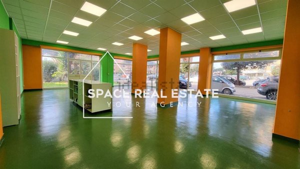 locale commerciale in vendita a Pomezia