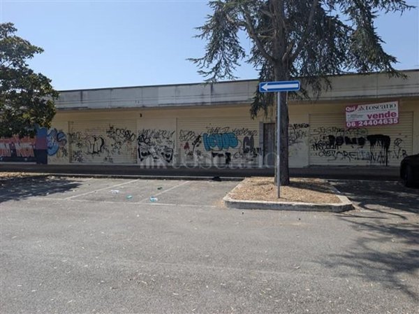 locale commerciale in vendita a Pomezia in zona Santa Procula