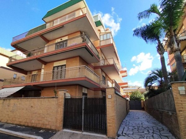 appartamento in vendita a Pomezia in zona Torvaianica