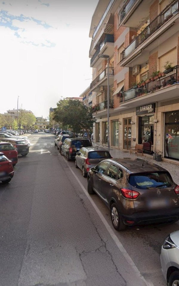 locale commerciale in vendita a Pomezia