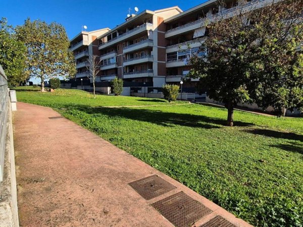 appartamento in vendita a Pomezia in zona Santa Palomba