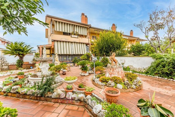 casa indipendente in vendita a Pomezia in zona Torvaianica