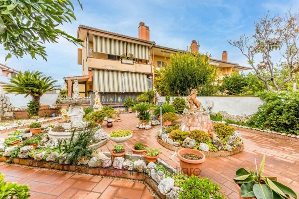 casa indipendente in vendita a Pomezia in zona Torvaianica