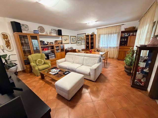 intera palazzina in vendita a Pomezia