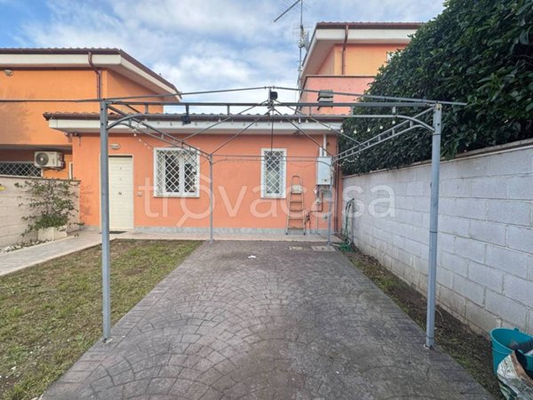casa indipendente in vendita a Pomezia in zona Castagnetta
