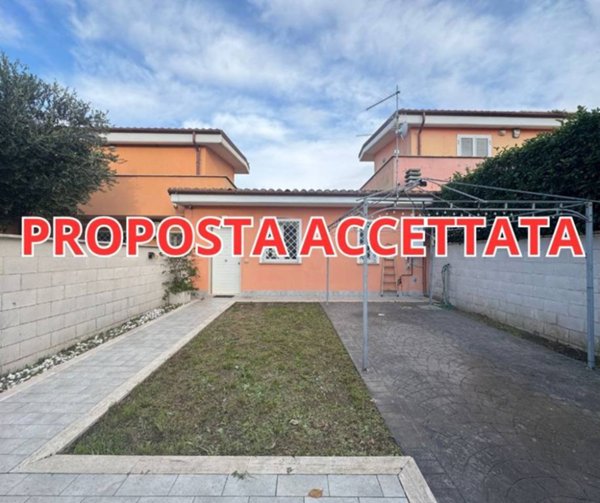 casa indipendente in vendita a Pomezia in zona Castagnetta