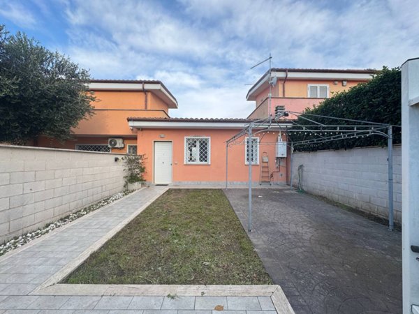 casa indipendente in vendita a Pomezia in zona Castagnetta