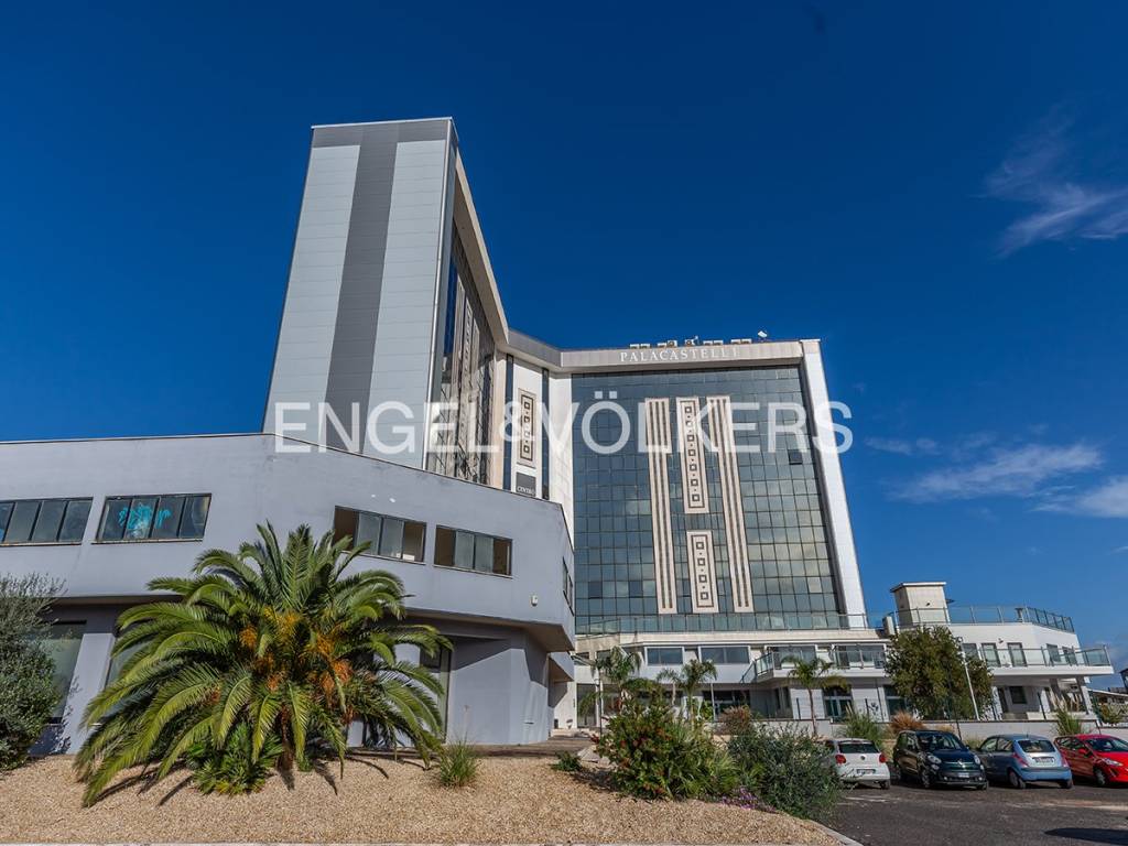 locale commerciale in vendita a Pomezia