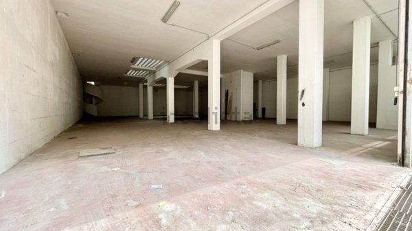 locale di sgombero in vendita a Pomezia