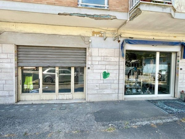 negozio in vendita a Pomezia in zona Torvaianica