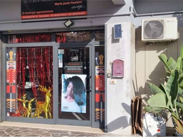 negozio in vendita a Pomezia in zona Torvaianica