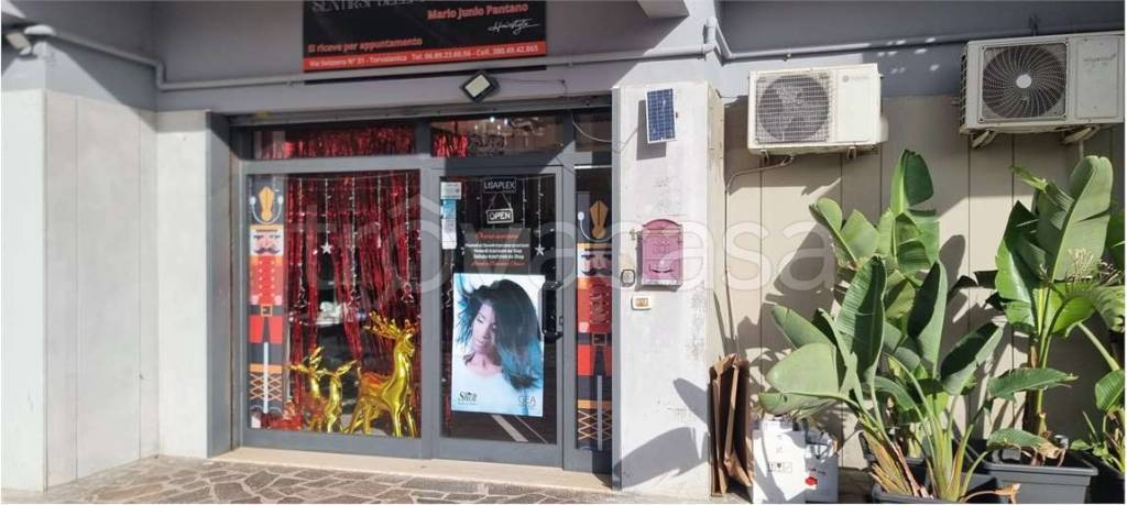 negozio in vendita a Pomezia in zona Torvaianica