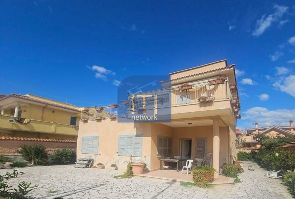 casa indipendente in vendita a Pomezia in zona Torvaianica